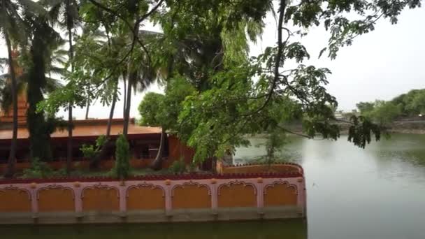 Templo Hindu Aldeia Com Rio Árvores — Vídeo de Stock