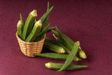 Mor arka planda taze yeşil Hint bamyası