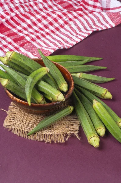 Färsk Grön Indian Okra Lila Bakgrund — Stockfoto