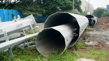 İnşaat alanında metal elementli beton boru.