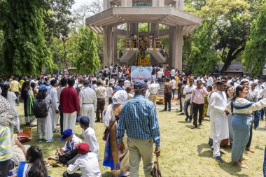 Pune, Hindistan - 14 Nisan 2022: İnsanlar çelenk takıp Dr. B.R. 'a saygılarını sunuyorlar Hint anayasasını yazan Ambedkar, 131. yıldönümü kutlamalarında tüzük.