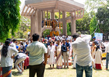 Pune, Hindistan - 14 Nisan 2022: İnsanlar çelenk takıp Dr. B.R. 'a saygılarını sunuyorlar Hint anayasasını yazan Ambedkar, 131. yıldönümü kutlamalarında tüzük.