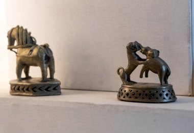 Hindistan 'daki tarih müzesindeki hayvan figürleri.