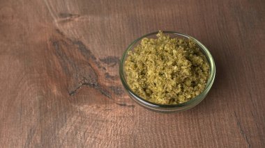 Ahşap arka planda cam bir kasede yeşil hindistan cevizi turşusu