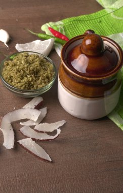 Ahşap zemin üzerinde bir kase yeşil bezelye