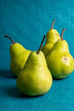 Mavi zemin üzerinde taze armutların yakın görüntüsü