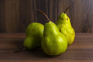 Tahta bir masada taze armutlar