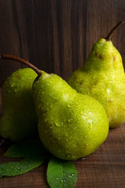 Tahta bir masada taze armutlar