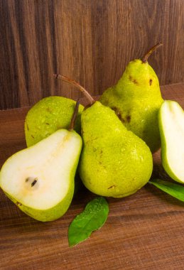 Tahta bir masada taze armutlar