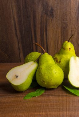 Tahta bir masada taze armutlar