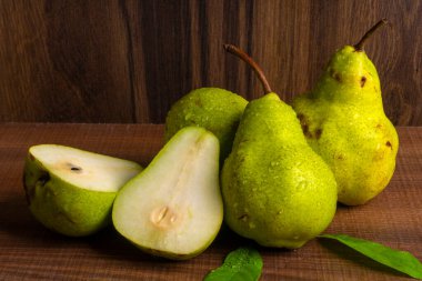 Tahta bir masada taze armutlar