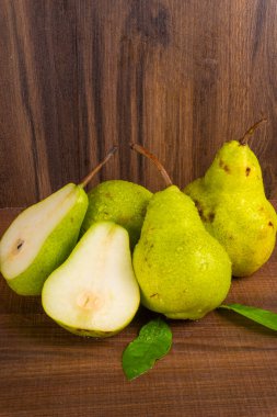 Tahta bir masada taze armutlar