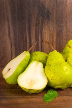 Tahta bir masada taze armutlar