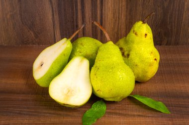 Tahta bir masada taze armutlar