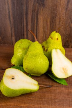 Tahta bir masada taze armutlar