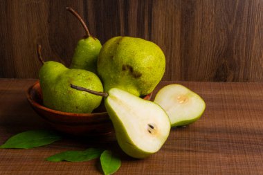 Tahta bir masada taze armutlar