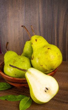 Tahta bir masada taze armutlar