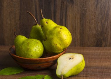 Tahta bir masada taze armutlar