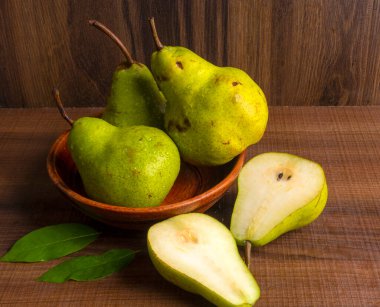 Tahta bir masada taze armutlar