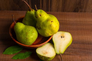 Tahta bir masada taze armutlar