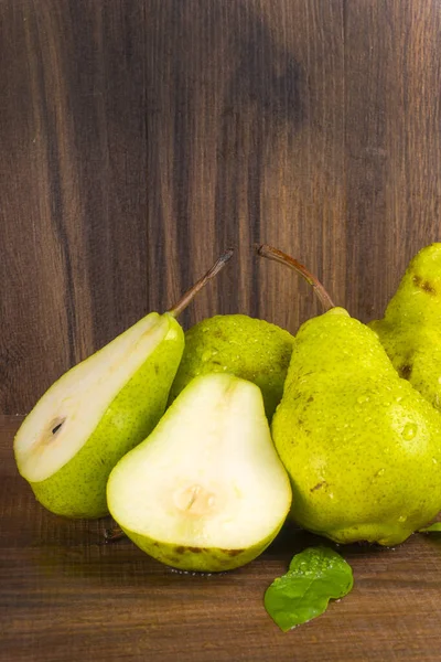 Tahta bir masada taze armutlar