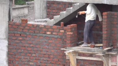 İnşaat alanında erkek mimar, inşaat konsepti