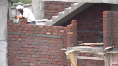 İnşaat alanında erkek mimar, inşaat konsepti