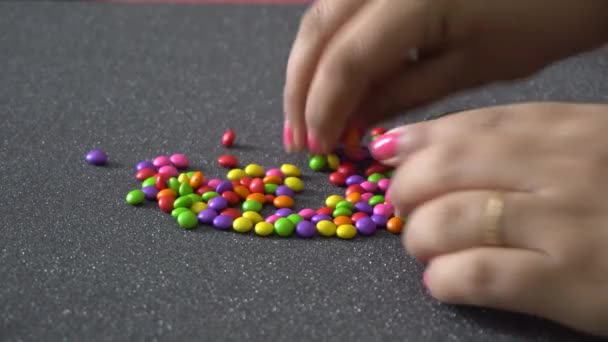 Vrouwelijke Hand Zetten Kleurrijke Kleine Snoepjes Kom — Stockvideo