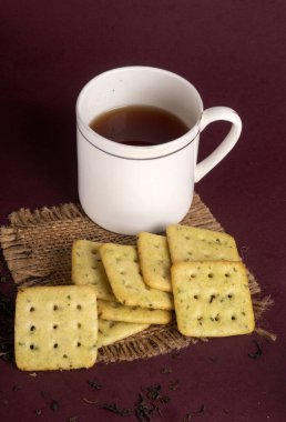 Beyaz fincanlı kraker manzarası.