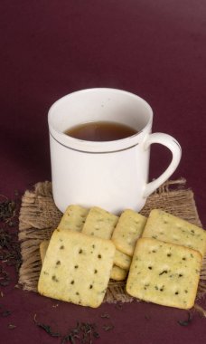 Beyaz fincanlı kraker manzarası.