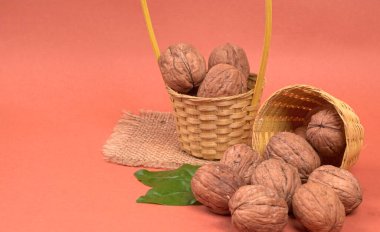 Turuncu arka planda ceviz yığını