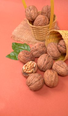 Turuncu arka planda ceviz yığını