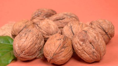 Turuncu arka planda ceviz yığını