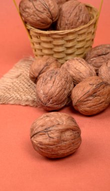 Turuncu arka planda ceviz yığını