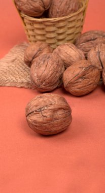 Turuncu arka planda ceviz yığını