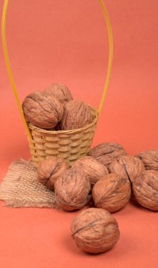 Turuncu arka planda ceviz yığını