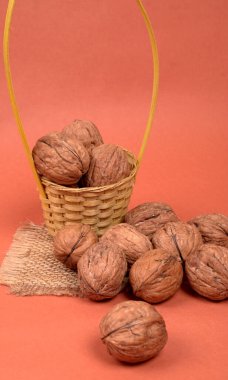 Turuncu arka planda ceviz yığını