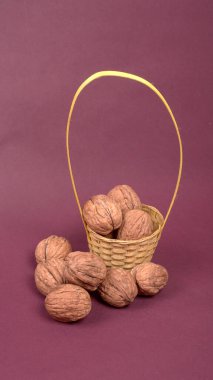 Mor arka planda ceviz yığını