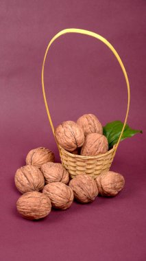 Mor arka planda ceviz yığını