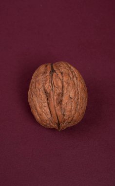 Mor arkaplandaki cevizin yakın çekimi.