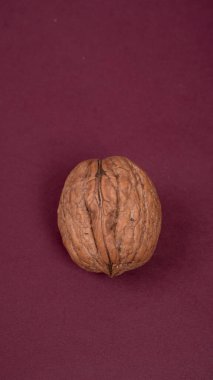 Mor arkaplandaki cevizin yakın çekimi.
