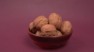 mor arka planda fındıklar