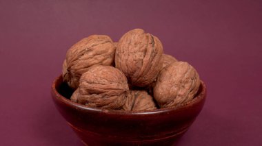 mor arka planda fındıklar