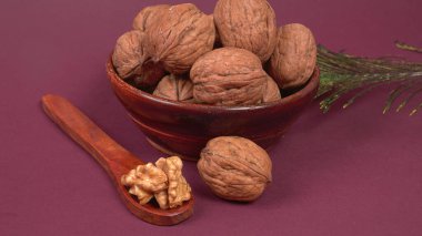 cevizler kasede ve ahşap kaşık mor arka planda