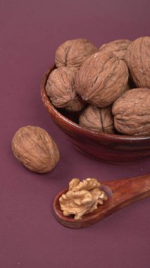 cevizler kasede ve ahşap kaşık mor arka planda