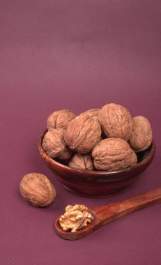 cevizler kasede ve ahşap kaşık mor arka planda