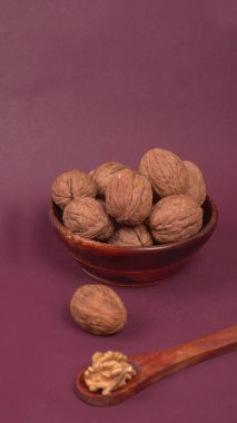 cevizler kasede ve ahşap kaşık mor arka planda