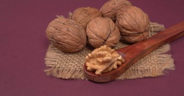 Mor arka planda ceviz yığını