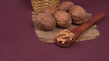 Mor arka planda ceviz yığını