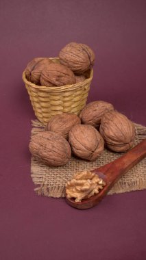 Mor arka planda ceviz yığını